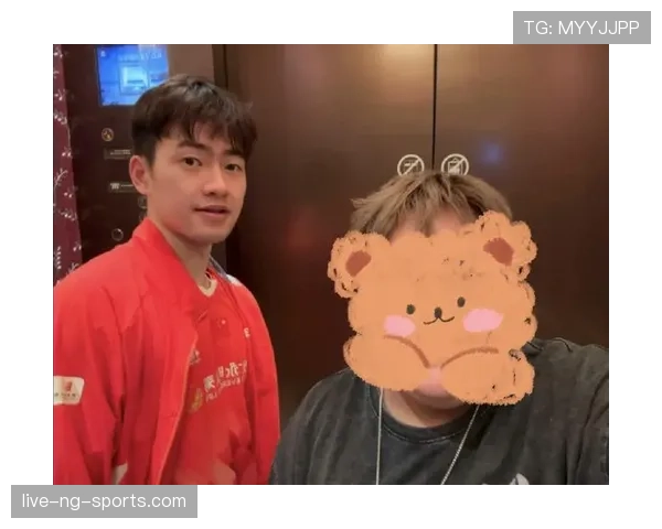王昶连休息都这么卷，连猫都看懵了你说这是谁家的名媛？
